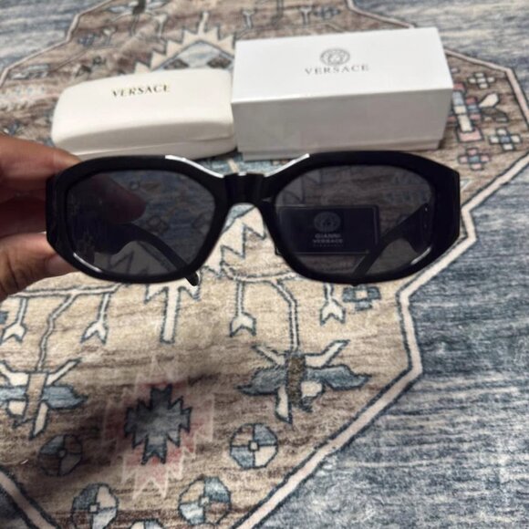 Versace Designer Sunglasses Black - Picture 9 of 9